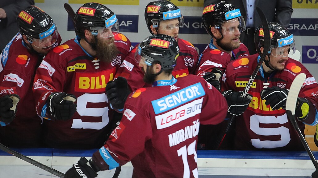 Michal Morav�ík si plácá se svými spoluhrá�i po spar�anském gólu.