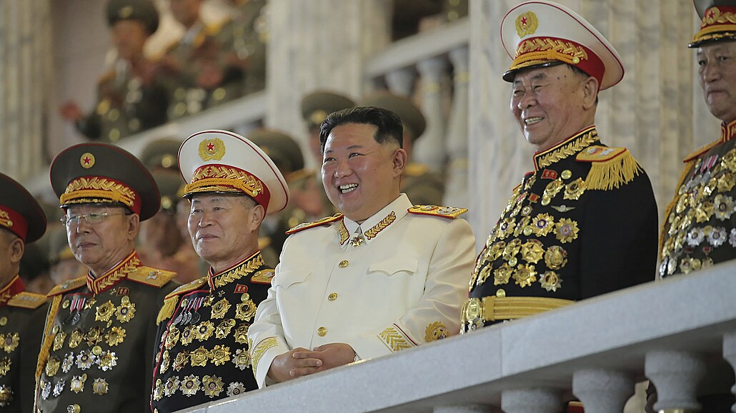 Vůdce KLDR Kim Čong-un se účastní vojenské přehlídky k 90. výročí založení...