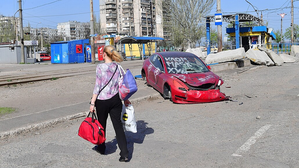Místní obyvatelka prochází ulicí v Mariupolu v samozvané Doncké lidové...