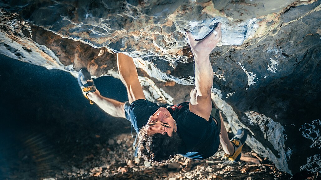 VÁE. Lezec Adam Ondra bhem svého oblíbeného skalního lezení.