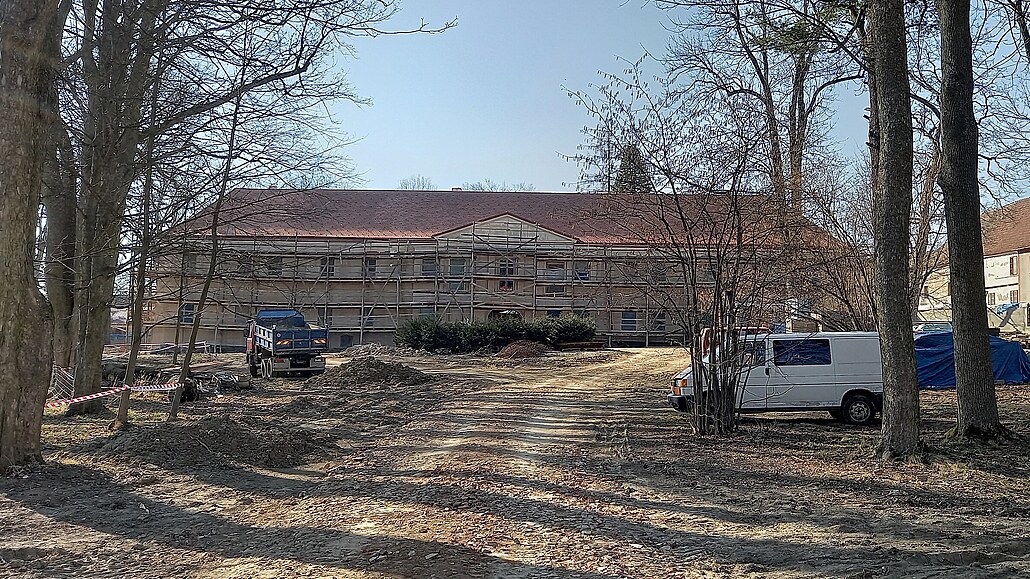 Takto dnes vypadá zámek v Krasonicích na Jihlavsku. Práce na jeho rekonstrukci...
