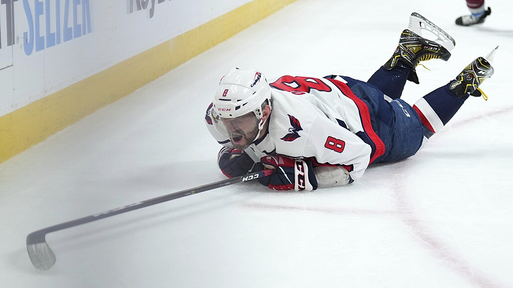 Alex Ovekin z Washington Capitals padá podraený v zápase s Colorado Avalanche.