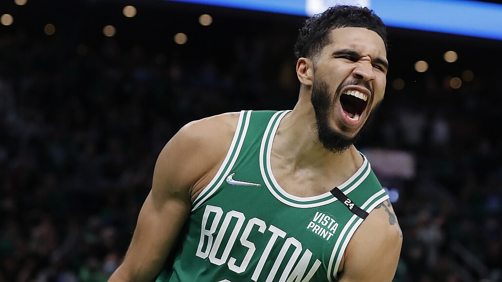 Jayson Tatum z Boston Celtics se raduje.