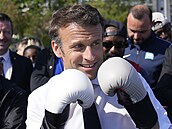 Emmanuel Macron b�hem p�edvolební kampan� na pa�í�ském p�edm�stí Saint-Denis...