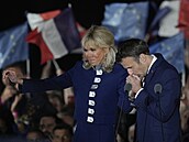 Emmanuel Macron s chotí Brigitte po vít�zství ve francouzských prezidentských...