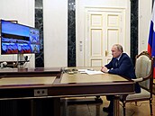 Prezident Vladimir Putin sleduje testovací odpal rakety Sarmat. (20. dubna 2022)