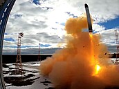 Mezikontinentální balistická st�ela Sarmat p�i testovacím odpalu na kosmodromu...