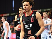 Colbey Ross z Nymburka v zápase s D��ínem