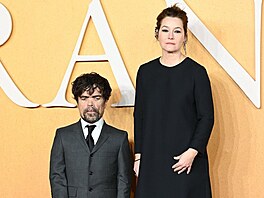 Peter Dinklage a Erica Schmidtová