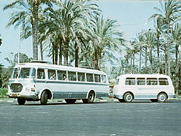 Prototyp autobusu koda 706 RTO-MEX s pívsným vozem B40 na své prezentaní...