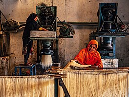 Výroba tstovin vermicelli v továrn v Boge na severu Bangladée