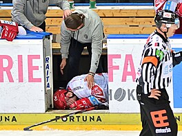 Zran�ný Milan Doudera na t�inecké st�ída�ce.