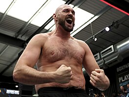 Tyson Fury pózuje ped zápasem ve Wembley.