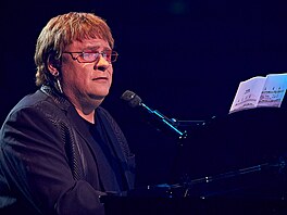 Václav Kopta jako Elton John v show Tvoje tvá má známý hlas IX