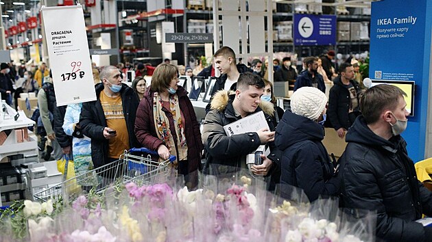 Švédský řetězec IKEA oznámil, že pozastavuje činnost v Rusku. V obchodech s nábytkem se ještě ten den vytvořily obří fronty (3. března 2022) 