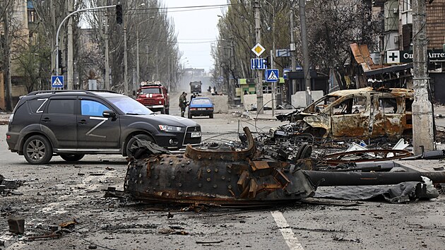 Trosky znieného tanku v ulicích Mariupolu (23. dubna 2022)