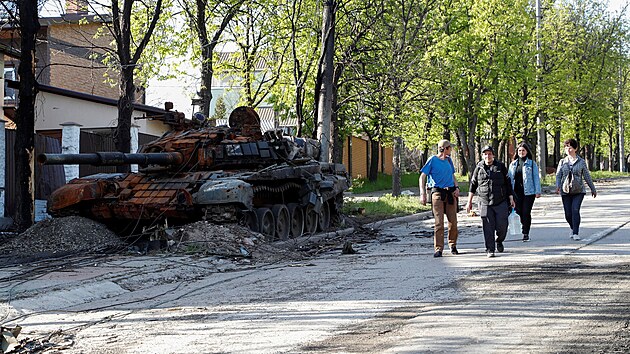 Znien tank v ulicch Mariupolu (26. dubna 2022)