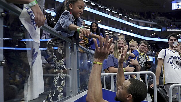 Stephen Curry z Golden State oslavuje se svoj malou dcerkou.