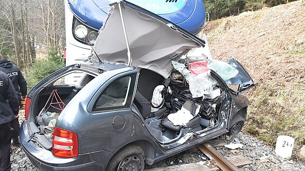 Dopravn nehoda na elezninm pejezdu u Novch Hamr na Karlovarsku. (22. dubna 2022)