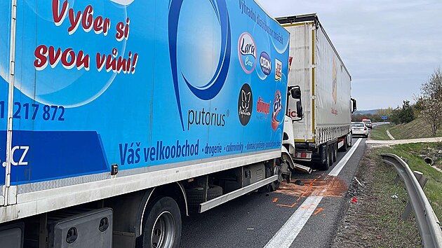 Stet dvou nkladnch vozidel a motorke uzavel silnici na Kladensku. (20. dubna 2022)