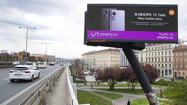 Takto m�sto vypad� dnes. Nach�z� se na n�m ji� l�ta nepovolen� billboard. (21. dubna 2022)