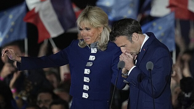 Emmanuel Macron s chotí Brigitte po vítězství ve francouzských prezidentských volbách (24. dubna 2022)