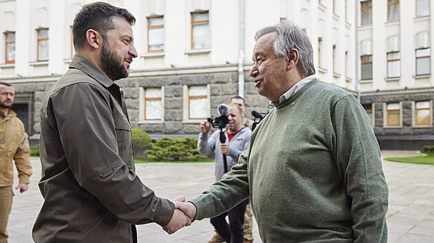 Ukrajinsk prezident Volodymyr Zelenskyj (vlevo) a f OSN Antnio Guterres pi setkn v Kyjev. (28. dubna 2022)
