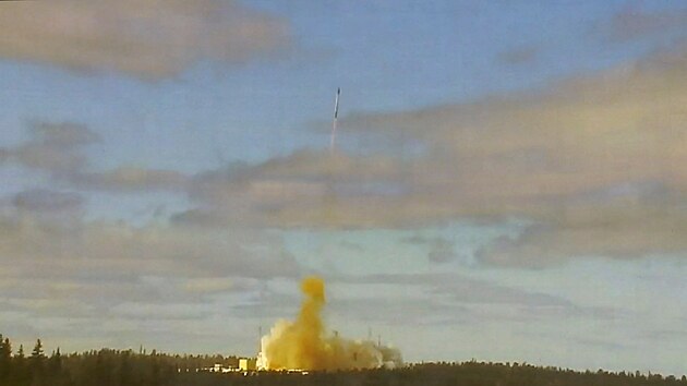 Mezikontinentln balistick stela Sarmat pi testovacm odpalu na kosmodromu Plesetsk v Archangelsk oblasti v Rusku. (20. dubna 2022)