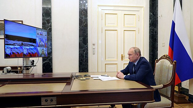 Prezident Vladimir Putin sleduje testovac odpal rakety Sarmat. (20. dubna 2022)