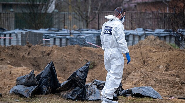 Francouzt a ukrajint forenzn experti vyzvedvaj tla obt rusk agrese z masovch hrob ve mst Bua. (16. dubna 2022)