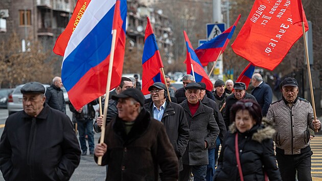 Lid se v armnskm Jerevanu astn shromdn na podporu ruskch vojk na Ukrajin. (4. bezna 2022)