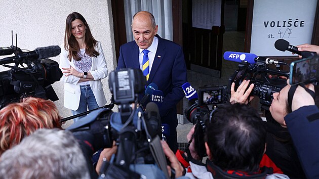 Slovinsk premir Janez Jansa mluv s novini o zatku voleb (24. dubna 2022).