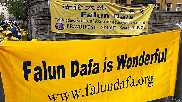 Protestn plakt "Falun Dafa je asn pes nskou ambasdou v praskm Bubeni (24. dubna 2022)