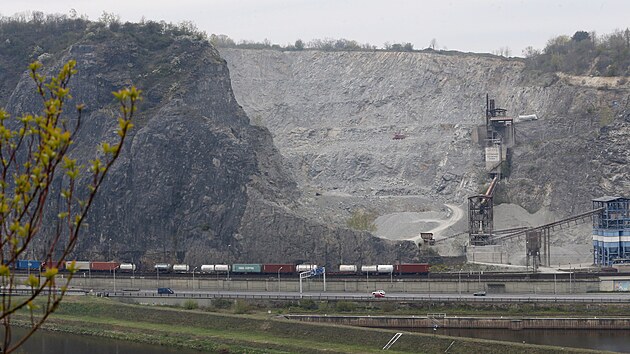 Lom v Mari�nsk� sk�le pat�� firm� K�men Zbraslav.