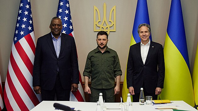Amerit ministi Blinken a Lloyd jednali v Kyjev se Zelenskm. (25. dubna 2022)