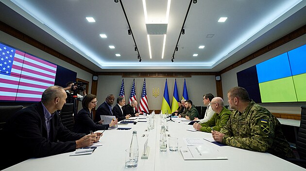 Amerit ministi Blinken a Lloyd jednali v Kyjev se Zelenskm. (25. dubna 2022)