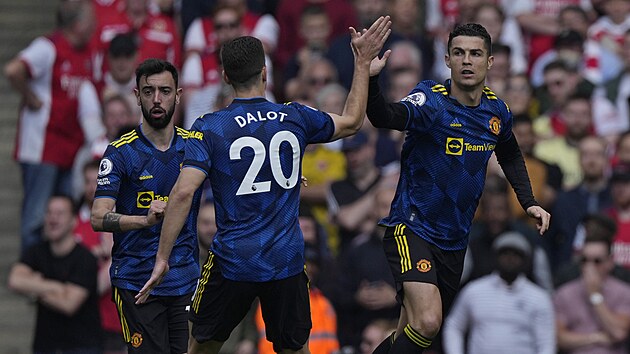 tonk Cristiano Ronaldo (vpravo) oslavuje svj gl se spoluhri z Manchesteru United.