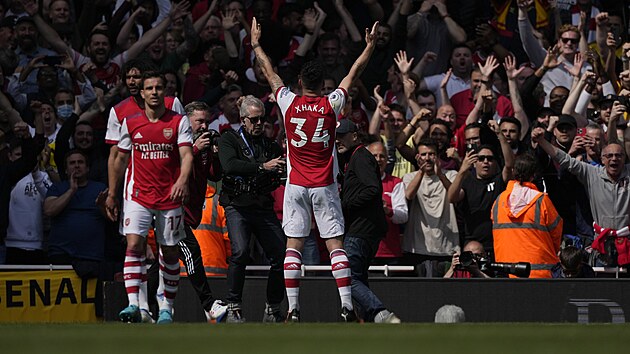 Zlonk Granit Xhaka z Arsenalu oslavuje svj gl proti Manchesteru United.