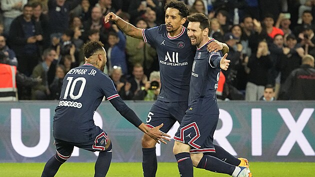 Fotbalist Pae St. Germain se raduj z glu, kter vstelil Lionel Messi (vpravo).