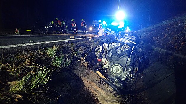 Nehoda na silnici I/50 u obce Stlky na Kromsku mla tragick nsledky. Nraz byl tak siln, e z vozu vyletl motor.