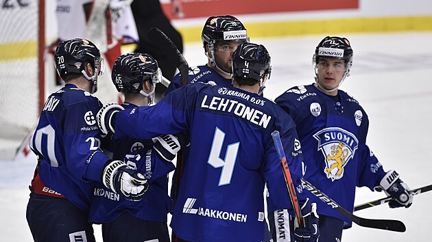 Hokejist Finska se raduj z prvn vstelen branky na eskch hokejovch hrch v Ostrav.