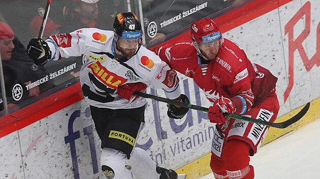5. zápas finále hokejové extraligy, Třinec - Sparta.
Martin Marinčin z Třince (vpravo) a Jan Buchtele ze Sparty v souboji