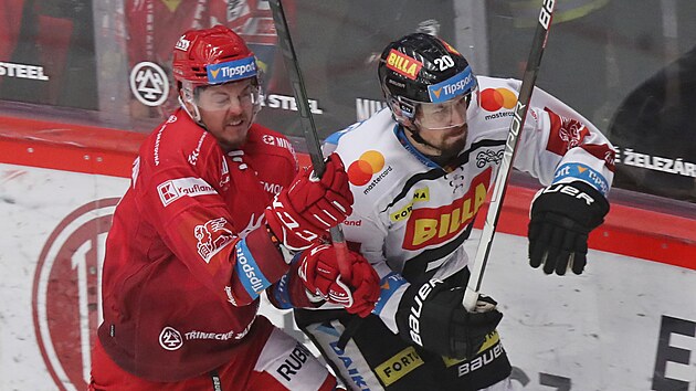 5. zápas finále hokejové extraligy, Třinec - Sparta.
Aron Chmielewski z Třince (vlevo) a Tomáš Dvořák ze Sparty v souboji