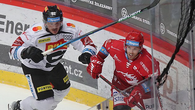 5. zpas finle hokejov extraligy, Tinec - Sparta.
Ondej Kovak z Tince (vpravo) a Maxim Matukin ze Sparty.