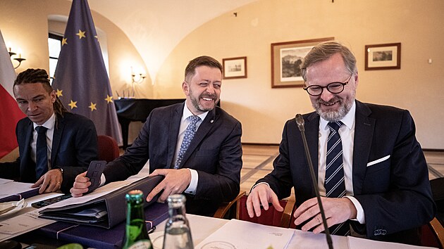 Jednn vldy na zmku tin v Kamenici u Prahy. Na snmku Petr Fiala (pedseda vldy), Vt Rakuan (ministr vnitra). (20. dubna 2022)