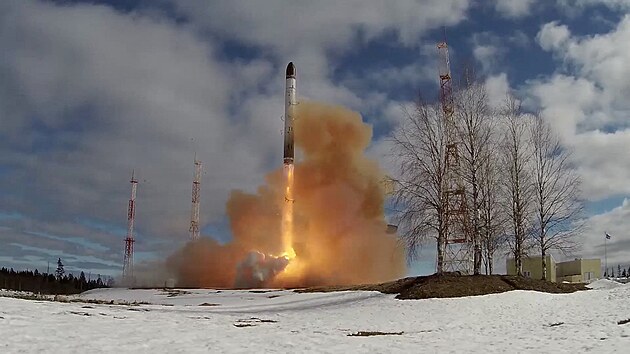 Mezikontinentln balistick stela Sarmat pi testovacm odpalu na kosmodromu Plesetsk v Archangelsk oblasti v Rusku. (20. dubna 2022)