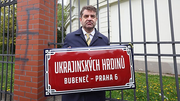 Ukrajinsk velvyslanec Jevhen Perebyjnis s novou cedul Ukrajinskch hrdin. (22. dubna 2022)