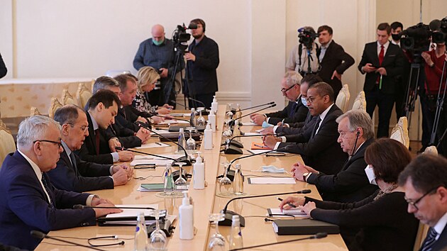 Generln tajemnk OSN Antnio Guterres navtvil Moskvu. Seel se s ruskm ministrem zahrani Sergejem Lavrovem.  (26. dubna 2022)