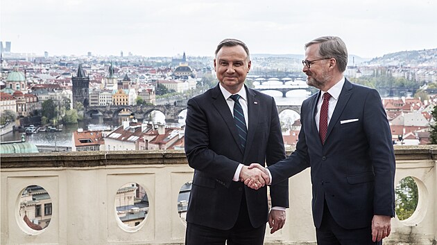 Prezident Polska Andrzej Duda (vlevo) a esk premir Petr Fiala se setkali v Kramov vile v Praze. (27. dubna 2022)