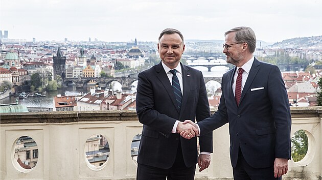 Prezident Polska Andrzej Duda (vlevo) a �esk� premi�r Petr Fiala se setkali v Kram��ov� vile v Praze. (27. dubna 2022)